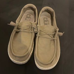 Hey Dude ~ women’s tan, size 7